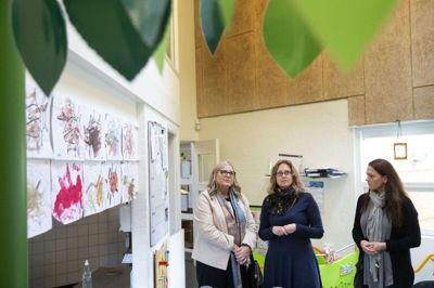 Vibereden i Brande fik mandag eftermiddag besøg fra Canada. Det var professor Monica Lysack (t.v.), der ønskede at besøge en række institutioner i Ikast-Brande Kommune for at lære om den danske måde at drive daginstitution på. I midten ses lederen af daginstitutionen Vibereden, Anne Dankleff, og til højre udviklingskonsulent Heidi Bak Nielsen, der har været med til at skabe forbindelsen til Canada. Foto: Tom Laursen