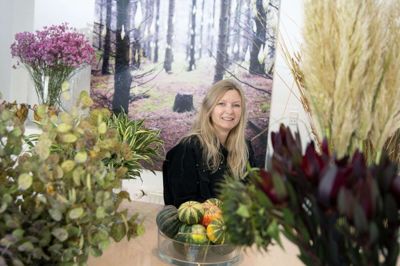 Judaspenge, græsser og små græskar, som lige nu er i sæson. Karen Kirkegaard har altid mikset eksotiske, importerede blomster med grene og græsser, hun selv har hentet i naturen omkring Herning. Ikke fordi det er bæredygtigt, men fordi det giver kant og personlighed til hendes buketter. Men samtidig er det også blomsterdekoratørens allerbedste tip til klimabevidste blomsterelskere: Brug det, der er i naturen lige nu. Enten i din have eller plukket i engen, skoven eller grøftekanten. Foto: Tom Laursen