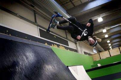 Simon Jonson i et af de halsbrækkende tricks, han kan lave på et løbehjul. Terminalen i Herning er hans faste træningssted, og hans mål er at kvalificere sig til VM næste år. foto: flemming hansen