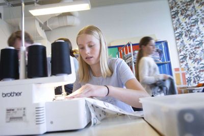 13-årige Johanne Kjeldgaard kan godt lide at være kreativ, så hun deltager ofte i aktiviteter a la boomerang-pose-syning, når hun har ferie. I løbet af efterårsferien skal hun også være med til »Rullingeværksted«, og fredag skal hun til ishockey sammen med en af sine veninder. Foto: Tom Laursen