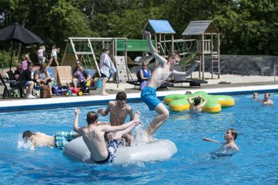 Snart åbner Ilskov Friluftsbad for en ny sæson. Friluftsbadet drives af frivillige, Sammen med landsbyens hal og idrætsforening søger de nu folk til at hjælpe Ilskov. Foto: Tom Laursen