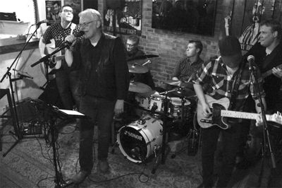 Sanger Michael Kronow står i spidsen for et coverband, der spiller C.V. Jørgensen-sange ved en koncert i Bakkehuset. Foto: PR-foto