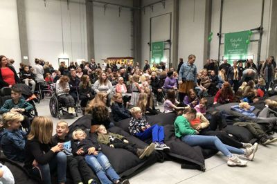 Mere end 400 syge børn og unge var samlet i Egetæppers nye lagerhal, da Herning-virksomheden og KidsAid inviterede til koncert. Foto: Privatfoto