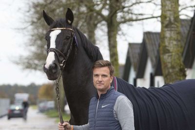 Herningensiske Thomas Sandgaard sætter sin World Cup-lid til den 17-årige hingst Amarone.