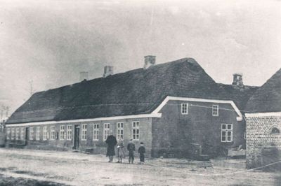 Måske det ældste foto af Christiansminde Kro, senere Hotel Eyde, fra slutningen af 1800-tallet. Nogenlunde sådan så kroen ud, da H.C. Andersen var på besøg i Herning. Foto: Lokalhistorisk Arkiv Herning