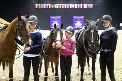Ryttere og hesteinteresserede fra hele verden mødes i disse dage til World Cup i Boxen i Herning. Samtidig er der finale i Dansk Rideforbunds Nord-Vest Box Cup, som er en turnering for ponyspringryttere, og her er hele tre unge ryttere fra Herning Rideskole med: Caroline Riis Petersen, 14 år, Sofie Thomassen, 11 år, og Mathilde Broberg Lind, 16 år. Foto: Tom laursen