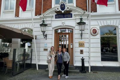 Tre generationer af efterkommere fra de tidligere ejere af Hotel Eyde lagde i august vejen forbi Herning i forbindelse med deres ferie i Danmark. Anni Helé (t.h) Karina Barry (i midten) og Emma Barry bor alle i Australien. Anni Helés forældre ejede hotellet under Anden Verdenskrig. FOTO: PRIVATFOTO