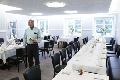 Ramesh Srirajasingam byder forskellige typer gæster velkommen i disse dage. Dels agerer Hotel Aulum opholdssted for dem, der skal i isolation, men det er nu også sikkert nok for hotellets »normale« gæster at bo der. Foto: Henrik Ole Jensen