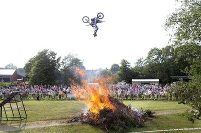 Den lokale vovehals har også været i Kibæk for at vise sine stunts. Her var det i 2019, hvor han sprang over sankthansbålet i byen. Foto: Tom Laursen
