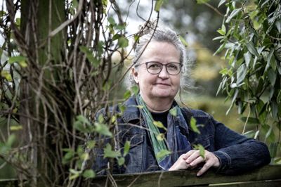 Lene Birkemose når lige præcis ikke at få sit 25-årsjubilæum med som præst ved kirkerne i Herborg og Nr. Vium. På søndag, 27. oktober, prædiker hun for sidste gang og tager herefter sammen med familien hul på en mere almindelig hverdag på den gård fem kilometer fra præstegården, der har været en del af ægtemandens familie siden 1808. Foto: Tom Laursen