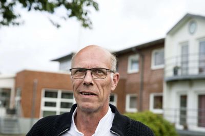 Steen Lund, forstander for Ørnhøj Friplejehjem, har lært at væbne sig med tålmodighed i forbindelse med hjemmets udvidelsesplan. Men det er stadig irriterende at afvise folk på grund af manglende pladser, siger han. Foto: Tom Laursen
