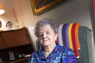 Else Jensen er glad for sin hverdag på Vorgod Plejecenter. Tirsdag 29. oktober fylder hun 100 år i selskab med alle sine fem børn, og den efterfølgende søndag kommer 80 familiemedlemmer til flæskesteg i forsamlingshuset. Foto: Tom Laursen