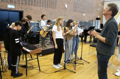 Den bliver fyret af i Quben, mens lærere fra folkeskolen, gymnasiet og musikskolen lytter på.