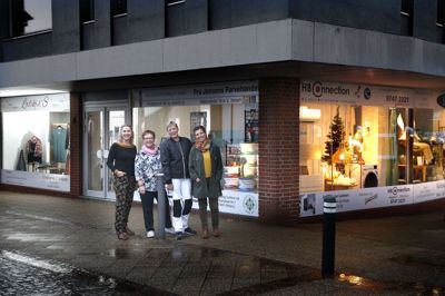 Selvom der er halvmørkt og lidt koldt i butikslokalet på Søndergade 8, lægger man ikke rigtig mærke til det, efter at fire erhvervsdrivende er flyttet ind i udstillingsvinduerne, hvor de har skabt liv og lys. Fra venstre er det: Lisbeth Ladekjær fra Ladekjærs, der blandt andet sælger tøj, smykker og brugskunst, Anne-Marie Stausbøll fra Butik 9, der blandt andet sælger garn og brugskunst, Tove Jensen fra Fru Jensens Malerfirma og Farvehandel og Lene Mikkelsen fra HB Connection, der blandt andet sælger lamper og hvidevarer. Foto: Henrik Ole Jensen