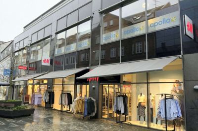 Den svenske modekoncern H&M Hennes og Mauritz bekendtgjorde i februar, at man ville lukke sin 2000 kvadratmeter store butik i gågaden på grund af uenighed om huslejen. Den strid er nu blevet løst med en ny ejer af ejendommen Bredgade 24. Foto: Bo Lundgaard