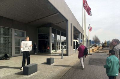 Vegan Change har før protesteret i Herning. Her et foto fra en pelsmesse i 2017. I 2018 stod de med skilte til det årlige svinekongres, og den protest gentager de i dag. Foto: Privatfoto