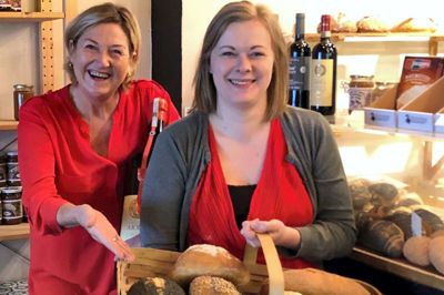 Gitte Hornshøj (t.v.) gæster fredag Aroma sammen med sin mand, Arne Laugesen, for at holde vinsmagning. Indehaver Marie Juul Sørensen sørger for, at der bliver serveret brød og tapas til. FOTO: PRIVATFOTO