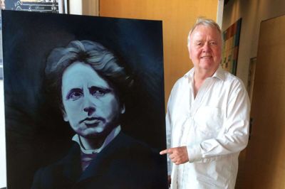 Peter Abrahamsen med et portræt af Jeppe Aakjær, som sangeren vil fortolke, når han 2. november spiller dansk på Herningsholm. Foto: Pr-foto