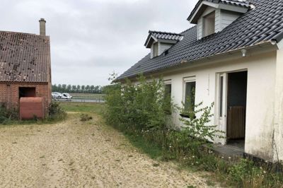 Ejendommen ligger i første række ved motorvejen, så det er et hus - og et trist syn - der bliver set af mange trafikanter dagligt. FoTO: Henrik Lind Jørgensen