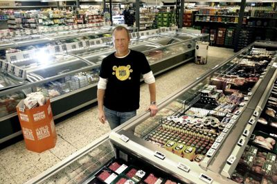 Købmand Torben Jensen foran nogle af de nye klimavenlige kølediske i Meny i Kibæk. foto: Henrik Ole Jensen