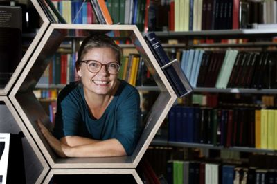 Tina Daugaard har været ansat på Herning Bibliotekerne siden 2001. Den 49-årige kvinde elsker bøger og sit job, der omfatter meget mere end traditionelt bibliotekar-arbejde. Foto: Henrik Ole Jensen