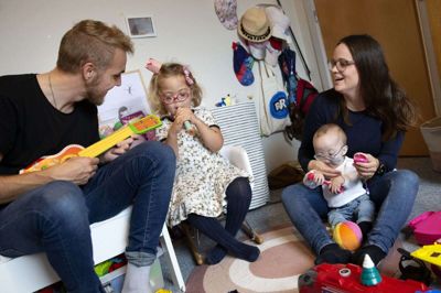 Der er ikke to mennesker, der er ramt helt ens af bindevævssygdommen Sticklers syndrom, og da Noor blev født, kunne Karina Arensbach og Kasper Jensen ikke lade være med at sammenligne ham med Nalina. - Han er med sikkerhed en større hidsigprop, siger Kasper Jensen. Han er blevet frikøbt fra sit arbejde, så han kan være med til at passe Noor, ellers ville kommunen have sendt et team af sundhedspersonale ud til familien. Men det, syntes parret ikke, der var nogen grund til, når de kan selv. Nalina går i inklusionsbørnehave i daginstitutionen Galaxen. Foto: Tom Laursen