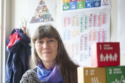 Line Thastum, miljøkonsulent i Herning Kommune, glæder sig over, at bæredygtighed og klima i disse år vinder indpas i folks bevidsthed og på de politiske dagsordner. Blandt andet har byrådet besluttet, at kommunen skal arbejde ud fra FN’s verdensmål, og i det netop indgåede budgetforlig er der blevet plads til at sætte 20 millioner kroner af til blandt andet at oprette et bæredygtighedscenter, hvor private virksomheder, uddannelsesinstitutioner, organisationer og kommunen skal samarbejde om at omsætte udviklingen på området til både fremskridt for klimaet og lokale arbejdspladser. Foto: Tom Laursen