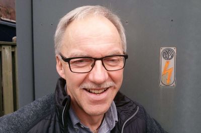 Henning Vestergaard, formand for Sunds Elforsyning, opfordrer ejere af elbiler til at lade deres køretøj op på andre tidspunkter end i ulvetimen, når familierne kommer hjem fra arbejde og skal lave mad. Foto: Jesper Wind