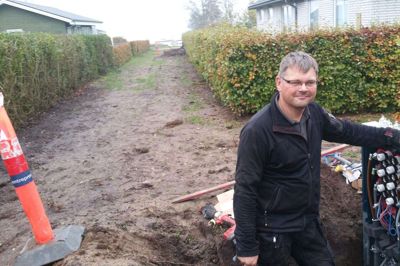 Sunds Elforsyning har i 100 år haft ansvaret for, at alle kan få strøm i og omkring Sunds. Driftsleder Tommy Flugt går i disse dage og udskifter de mere end 50 år gamle kabler og kabelskabe på Nordlandsvej mellem sommerhusene ved Sunds Sø. foto: jesper wind