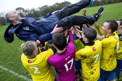 Fodboldspillerne fra Feldborg/Haderup har haft meget at juble over det seneste år, hvor det er blevet til dobbelt-oprykning - fra serie 5 til serie 3. Men pokalturneringen er slut i denne omgang. Foto: Tom Laursen