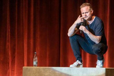 Jonatan Spang er tilbage på standup-scenen efter fire års pause med sit nye show »Typisk Jonatan Spang«, hvor han stiller skarpt på hele verden - og ikke mindst sig selv. Foto: Pr-Foto