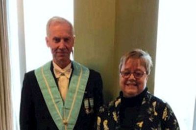 Eksmester Poul Erik Lyngsø fra Logen Troskab overrakte 30.000 kroner til Lene Danner Hessellund, leder af Herning Krisecenter. Foto: Privatfoto