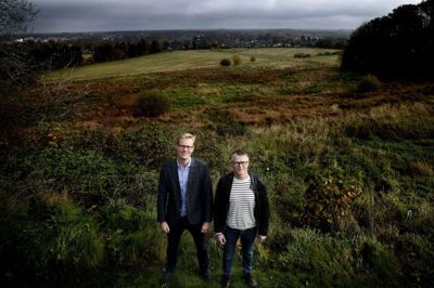 Byrådspolitiker for Venstre Brian Sigtenbjerggaard (t.v.) og ingeniør ved Ikast-Brande Spildevand A/S Kenn Lange står her ved yderkanten af det store område, hvor Brande gennem de næste årtier skal udvides med op til 800 boliger. Der er ganske store udfordringer med grundvand i området, og samtidig skal bydelen kunne håndtere fremtidens regnvand. På grund af den globale opvarmning ventes flere og voldsommere skybrud, men det tager en nyudviklet metode højde for. Foto: Henrik Ole Jensen