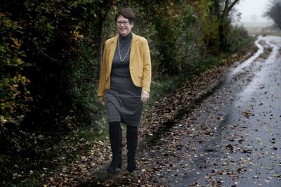 Joan Hansen benytter sig tit og gerne af, at hjemmet på Solbjerg i Snejbjerg ligger lige ud til åbent land. Sammen med ægtefællen, Leif Pedersen, går hun lange ture mindst et par gange om ugen. Både for motionens skyld, og fordi der er gang i så mange ting, man skal holde øje med. Ud over gåturene begynder formanden for Herning Kommunes teknik- og miljøudvalg alle sine hverdage som morgensvømmer i Herning Svømmehal. Foto: Henrik Ole Jensen