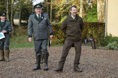 Kronprins Frederik i højt humør inden jagtstart. Ved siden af ham er det kongelig jægermester Jens Bjerregaard Christensen. Foto: Bo Amstrup/Ritzau Scanpix