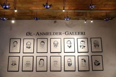 Alle, der har været på Bryggeriet på Torvet i Herning, har med garanti lagt mærke til de mange tegninger af ølanmeldere. Det er Peter Carlsen, som står bag, og der er en række lokale med i galleriet hos 20-årsfødselaren Bryggeriet. FOTO: FLEMMING HANSEN