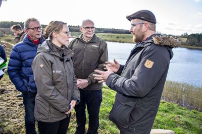 Fåreavler Sven Joensen fra Hauge fik sig en snak med miljøminister Lea Wermelin (S), da nye tiltag for at forebygge ulveangreb mandag blev præsenteret ved Torup Sø nord for Nørre Snede. Foto: Henning Bagger/Ritzau Scanpix