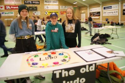 Emma Egsgaard Andersson, Mads William Sørensen og Mette Iversen fra Præstelundskolen havde opfundet en form for Ludo, der snart skal prøves af sammen med nogle beboere fra plejecenter Engparken i Brande. Foto: Flemming Thulstrup