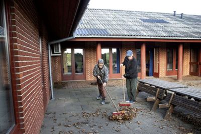 Lilly Johannessen og Peter Hove er i gang med efterårsarbejdet ved Røddinglundcentret. Det er en del af den frivillige indsats hos Sct. Georgs Gilderne. Foto: Tom Laursen