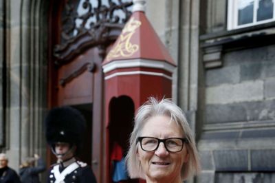 I sommeren 1979 var Vera Daugaard heldig som nyuddannet at få et vikariat på biblioteket i Herning. Det udviklede sig til en fast stilling og nu foreløbig 40 år som bibliotekar. Jubilæet er blevet fejret med kollegaer og toppet med dronningens fortjenstmedalje i sølv. Foto: Flemming Hansen