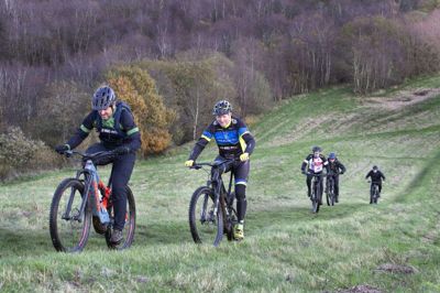 Det går let som en leg op ad Knudmosebjerget. Den rutinerede mountainbike-kører Morten Agersnap fører an i feltet. Foto: Tom Laursen