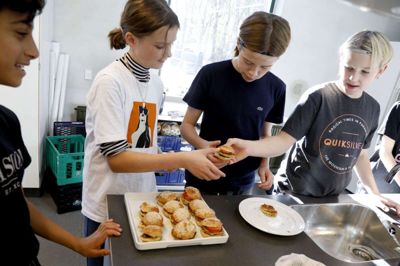 Resultatet af dagens tur i køkkenet var lige i underkanten af 50 sliders, som eleverne havde lavet sammen. Foto: Henrik Ole Jensen