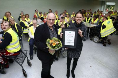 Piia Grønne-Reinholdt overrakte prisen til Jørgen Bitsch i en fyldt kantine. Foto: Henrik Ole Jensen