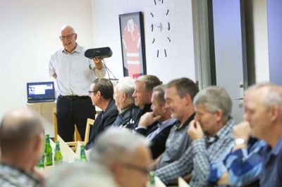 Arrangementet for tidligere VSF’ere var ikke arrangeret af klubben, men opstod som et privat initiativ hos et par af de »gamle« spillere, Karl Johan Rasmussen og Bent Olesen. Her byder Karl Johan Rasmussen velkommen ved at afspille en gammel optagelse fra dengang, da Gunnar »Nu« Hansen i 1977 kommenterede en kamp fra Vildbjerg Stadion: Den legendariske sportskommentator var faktisk ikke selv til stede, men fik alligevel skabt et levende lydbillede med »hvirvlende« mønt ved lodtrækning, gode løb i venstre side af banen og lignende. Til stor morskab for de gamle VSF’ere, hvoraf flere selv deltog i kampen. Foto: Tom Laursen