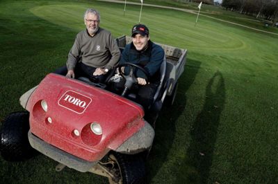 Golfmanager Bo West Møller (t.v.) og chefgreenkeeper Jarl Tranekær Jørgensen fanget på Herning Golfklubs bane. Her sidder de i en batteridrevet ATV. Tidligere brugte man diesel som brændstof, men det er man i høj grad gået bort fra af hensyn til miljøet. Foto: Henrik Ole Jensen