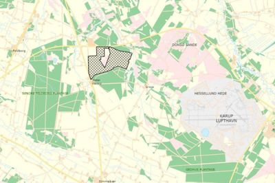 Det mere end 200 hektar store område, som er tiltænkt den enorme solcellepark, ligger syd for Hessellundvej og øst for rute 34, Herningvej. Mod vest ligger Søndre Feldborg Plantage, og mod øst Midtjyllands Lufthavn. Kortskitse: PlanEnergi