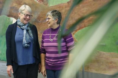 Siden 2016 har Birgit Bertelsen (t.v.) og Herdis Holm arrangeret sorggruppeforløb en-to gange om året i Vildbjerg. Foto: Henrik Ole Jensen