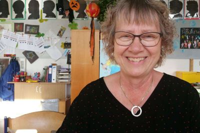Marie Brännäng har i 32 år passet børn og deres forældre i Fasterholts lille daginstitution. I næste måned er det slut. Så kalder hendes egne børnebørn på pasning, de gamle naboer ved Ejstrupholm venter med kaffen, og hendes mand skal have hjælp til kontorarbejdet hjemme på gården. foto: jesper wind