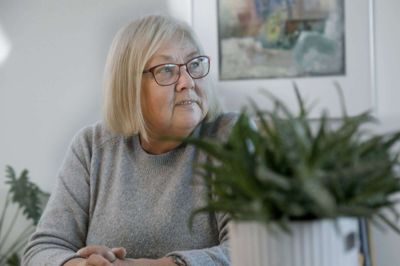Jytte Meldgaard havde ikke hørt om sorggrupperne i Vildbjerg, før præsten nævnte muligheden. Det har været en hjælp for hende at tale med nogen, som kunne genkende hendes følelser. Foto: Henrik Ole Jensen