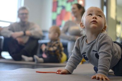 14 måneder gamle Milan Kerwood kravler meget hjemmevant og tillidsfuldt rundt på gulvet, men det er også hans første møde i barselscaféen, som holdes i Vildbjerg Kirkecenter hver anden tirsdag. Foto: LARS Hove-Olesen